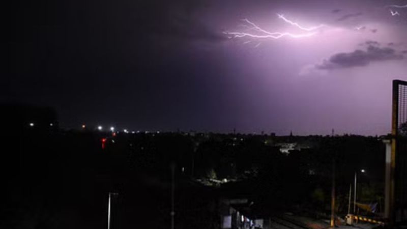 weather will change in the next 3 hours clouds will rain heavily on 6-7-8-and 9 may hail will fall weather-department warn