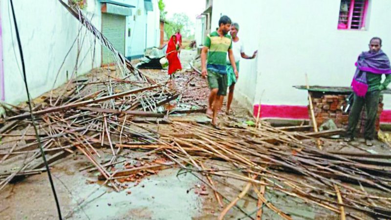 मंगलवार की सुबह अचानक तेज हवा तूफान के कारण गुंडरदेही विकासखंड के ग्राम सतमरा में 8-10 घरों के टिन शेड उड़ गए। कुछ टिन शेड तो बिजली के तार पर लटक गए।