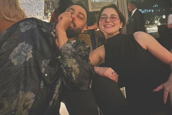 Viral News: दोनों हस्तियों ने दुबई में कई बार मुलाकात की है, अब दोनों की फोटोज सोशल मीडिया पर धड़ल्ले से वायरल हो रहा है। 