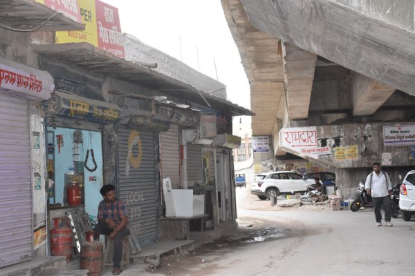 Now the government should wake up, another dangerous bridge should not be built in the city.