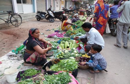 सब्जी बेचते दुकानदार
