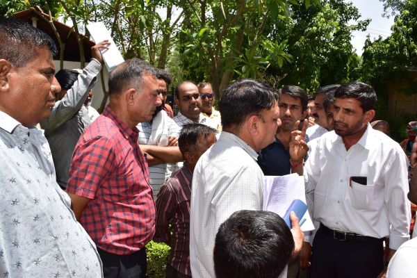 People suffering from thirsty throat surrounded the collectorate