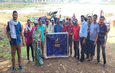 श्रमदान करने पहुंची टोली ‘पत्रिका’ के साथ।