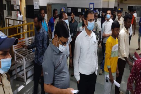 जिला अस्पताल पहुंचे प्रभारी कलेक्टर, एसपी, एसडीएम व अन्य।