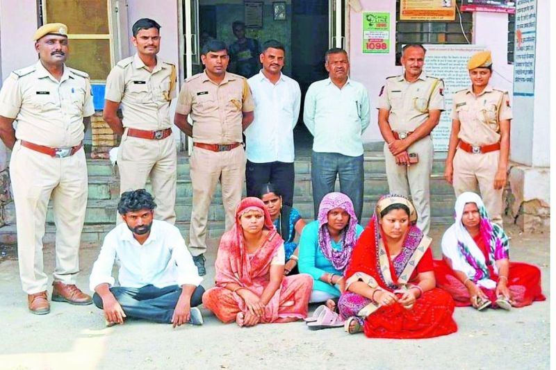 सदर थाना पुलिस टीम ने शादी करवाने के नाम पर जिले में करीब एक डेढ़ साल से सक्रिय गिरोह का पर्दाफाश किया है। इस के तहत राशि हड़पने का गोरखधंधा चलाने वाली दो दुल्हनों व चार दलालों को शनिवार को गिरफ्तार किया गया। पुलिस अधीक्षक राजकुमार चौधरी ने बताया कि 14 जून 2024 को मनोज योगी निवासी ईश्वरपुरा थाना मांगरोल ने सदर थाने पर रिपोर्ट दर्ज करवाई थी कि उसके और भाई की शादी करवाने के नाम पर 3 लाख 20 हजार रुपए नगद लिए गए थे। इससे पहले कोटा निवासी एक युवक से शादी करवाने के नाम पर 1 लाख 70 हजार रूपए लिए गए। रुपए लेने के बाद लड़कियां साथ भेज दी थी। लेकिन अगले दिन ही वो फरार हो गई। उक्त घटना के संबंध में मामला दर्ज कर जांच शुरू की।