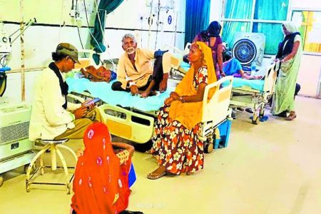 जिला अस्पताल प्रशासन की ओर से लम्बे इंतजार के बाद आईसीयू का तापमान व्यवस्थित रखने की ओर ध्यान देना शुरू किया है। कुछ दिनों पहले आईसीयू में नए एसी लगाए गए है। इससे मरीजों को गर्मी और उमस से परेशान नहीं होना पड़ेगा। जिला अस्पताल प्रशासन की ओर से दस-दस बैड के दो आईसीयू संचालित किए जा रहे है, लेकिन पिछले कई दिनों से दोनों आईसीयू में एसी खराब पड़े हुए थे। मरीजों को खासी असुविधा का सामना करना पड़ रहा था।