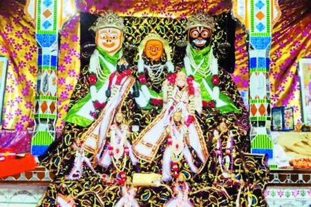 आस्था के प्रतीक भगवान जगदीश मंदिर पर हर सालों की भांति भक्तों द्वारा रथयात्रा महोत्सव मनाने की जोर शोर से तैयारियां चल रही थी। इन तैयारियां के बीच शनिवार रात को मंदिर के गर्भगृह मैं रखी भगवान रामलला की मूर्ति, ङ्क्षसहासन, दो छत्र, नगदी को चोर ले गए। यह लगभग डेढ़ किलो चांदी से बने हुए थे।