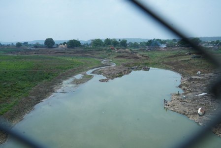 छपारा में वैनगंगा का थमा प्रवाह, जमी सिल्ट।