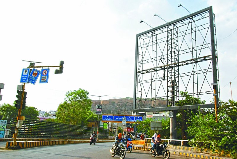hoarding शहरभर में विभिन्न स्थानों पर जंग लगे पाइप पर होर्डिंग व यूनिपोल लगा रखे हैं। साथ ही पुराने डिजाइन के खतरनाक हो चुके होर्डिंग स्ट्रक्चर हटाने में भी नगर निगम के अधिकारियों के हाथ कांप रहे हैं।