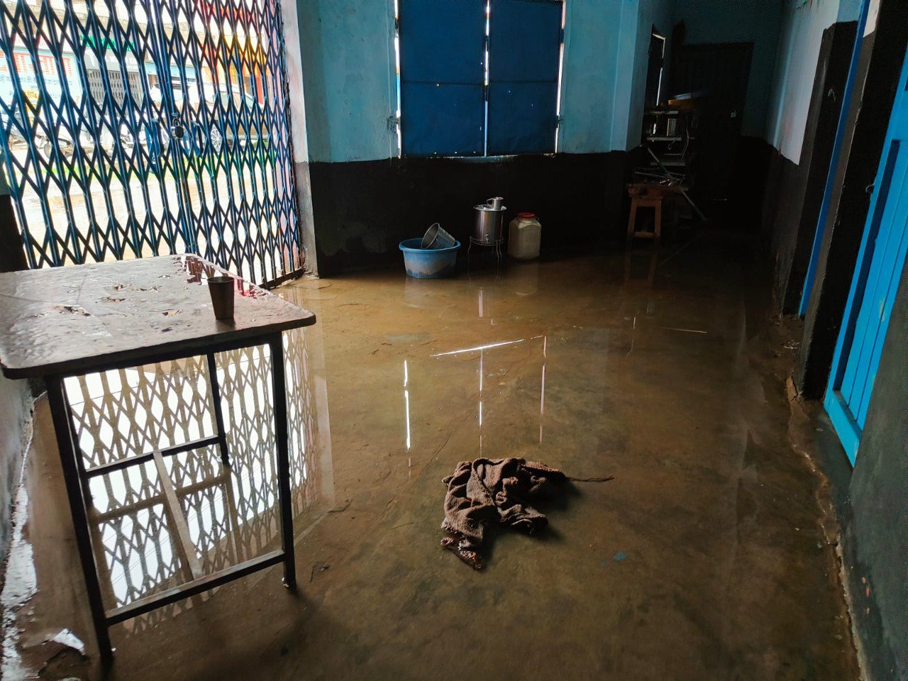 प्राथमिक शाला में भरा पानी, शिक्षक गायब, बीआरसी ने की सफाई