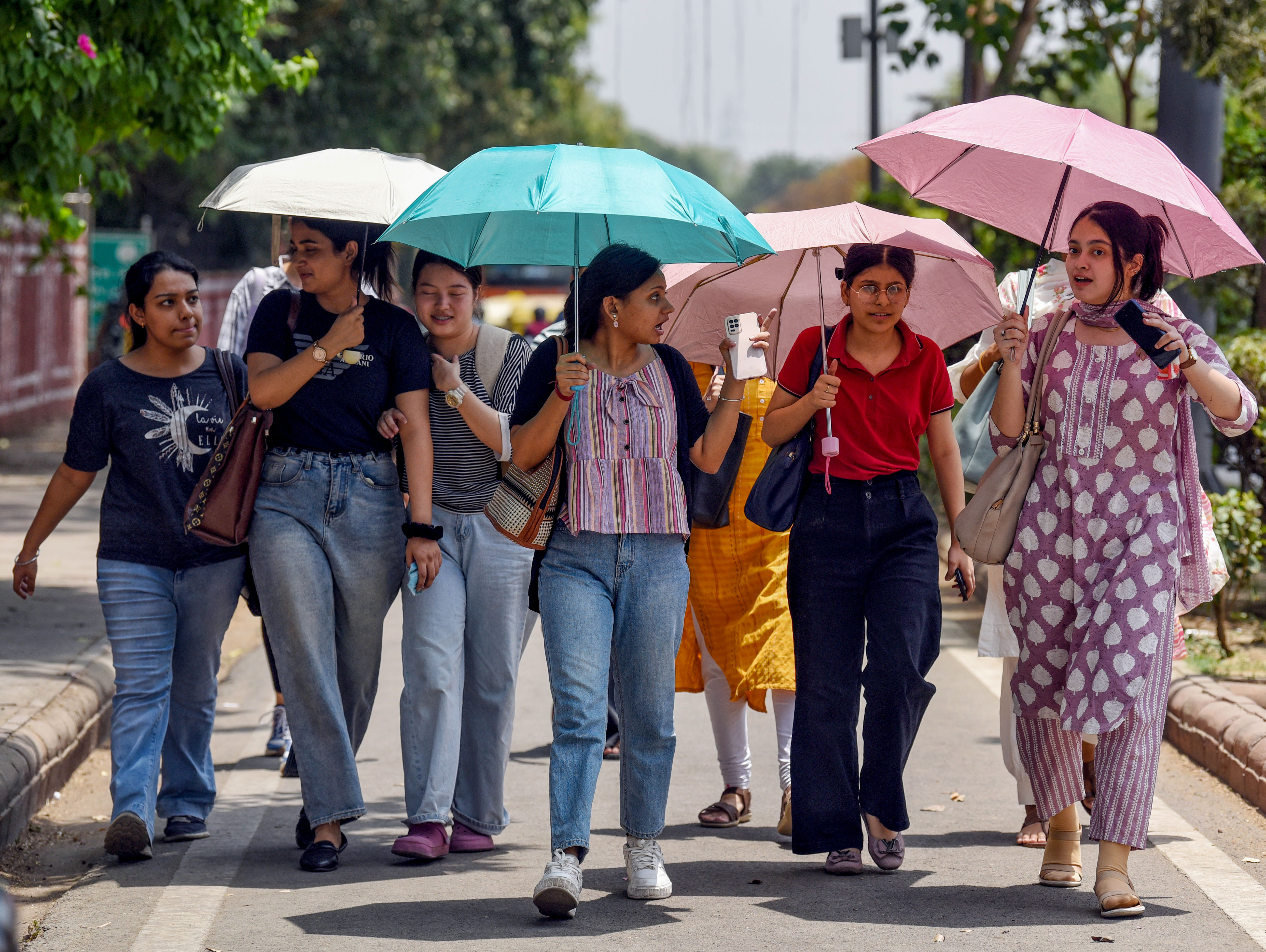 Weather Forecast : दिल्ली ने तोड़ा छह साल का रिकार्ड, IMD ने जारी किया Red
Alert, 48 घंटे बाद आएगा पश्चिमी विक्षोभ