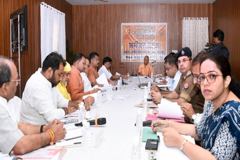 CM Yogi Adityanath instructions to officers every month public hold meetings with MP MLA