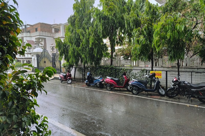 Jhansi rain: झांसी में लगातार तीसरे दिन बारिश, गर्मी से मिली राहत