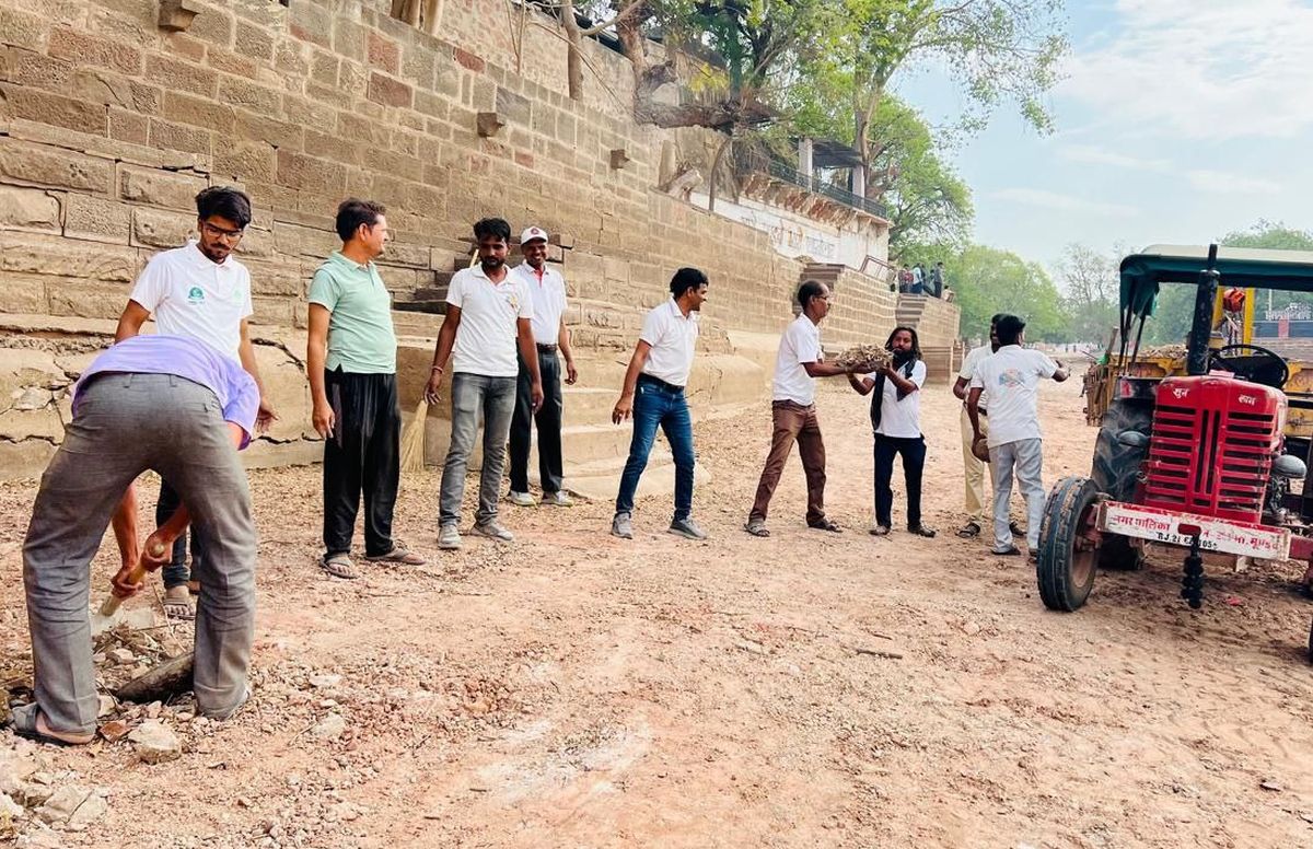 मूण्डवा के लाखोलाव तालाब में राजस्थान पत्रिका के अमृतं जलम् अभियान के तहत किया
श्रमदान 
