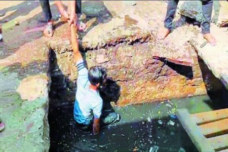 नगरपरिषद ठेकेदार की ओर से नाले की सफाई के बाद नाले को खुला छोडऩे की प्रवृत्ति लोगों की जान पर भारी पड़ रही है। शहर के प्रताप चौक से जनता सिनेमा की गली में खुले पड़े नाले में रविवार दोपहर एक बाइक सवार युवक बाइक समेत गिर गया। बाद में आसपास के दुकानदारों ओर राहगीरों ने मदद कर युवक तथा रस्सियों से बांधकर बाइक को नाले से बाहर निकाला। घटना के बाद बड़ी संख्या में लोगों की भीड़ जमा हो गई थी। लोगों ने नगरपरिषद ठेकेदार पर लापरवाही बरतने का आरोप लगाते हुए उसके रवैये की जमकर आलोचना की। लोगों का कहना था कि नाले की सफाई करने के बाद व्यवस्थिति रूप से नाले का ढकान किया जाना चाहिए था। ढकान खुला रखने की आवश्यकता होने पर यातायात डायवर्ट करने के संकेत बोर्ड लगाना चाहिए था। जरूरी होने पर गली से वाहनों समेत पैदल आवाजाही पर भी बेरीकेड लगाकर रोक लगानी चाहिए थी।