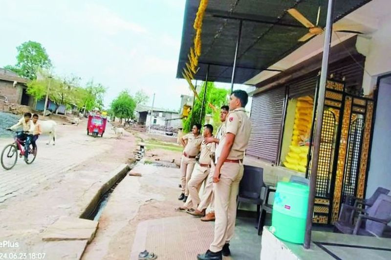 गुगोर गांव में शनिवार शाम को उपद्रवी सांड को ट्रैक्टर से बांधकर ले जाने के मामले को लेकर दो पक्षों में लाठी-भाटा जंग की नौबत आ गई। सरपंच ने दोनों पक्षों को रोका और तत्परता दिखाते हुए मौके पर पहुंची पुलिस ने हालात पर काबू किया। देर रात बारां एसपी राजकुमार चौधरी व जिला कलक्टर रोहितश्व तोमर ने गुगोर पहुंचकर दोनों पक्षों के बीच समझाइश की। पुलिस ने दोनों पक्षों की रिपोर्ट पर मामला दर्ज कर दोनों पक्षों के पांच जनों को शांतिभंग के तहत गिरफ्तार किया गया है। शनिवार रात से रविवार शाम तक गुगोर पुलिस छावनी बना रहा। गुगोर आने-जाने वाले लोगों पर भी पुलिस की कड़ी निगाह रही।