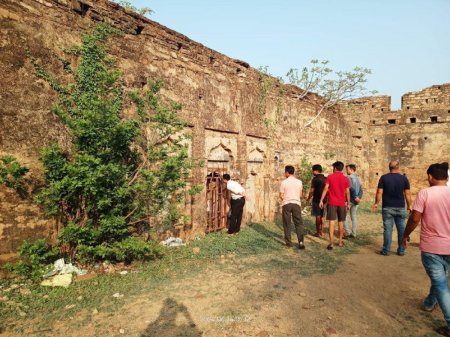 प्राचीन भग्नावशेष, नक्काशी और कलाकृतियां