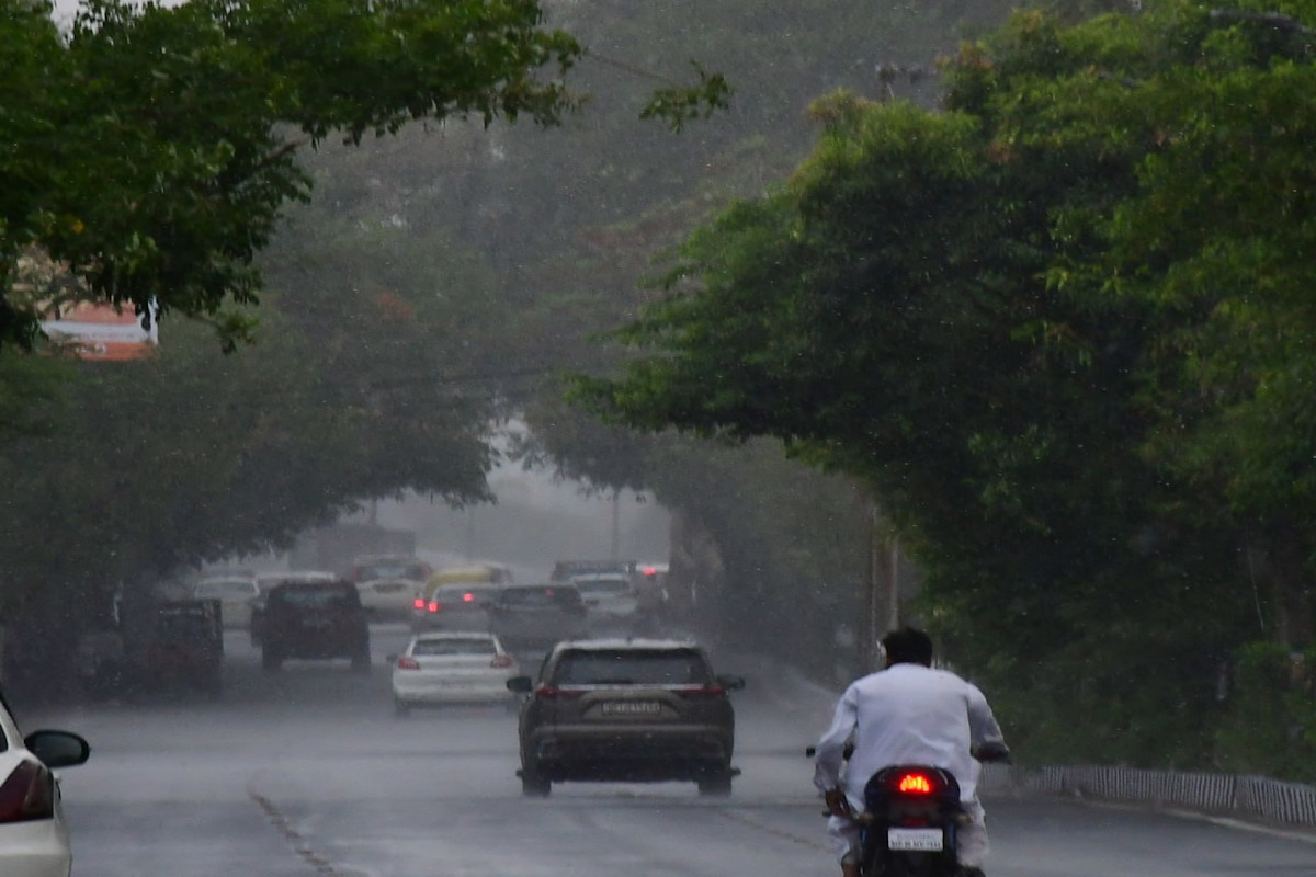 Kushinagar Monsoon: प्री मानसून बारिश की हुई शुरुआत, दिखा मौसम में फुहारों का
खुमार