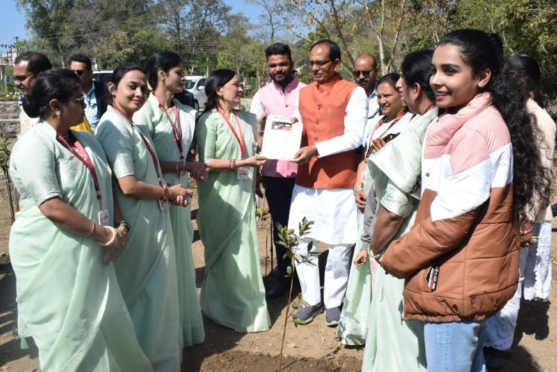 संगठन के सदस्य तत्कालीन मुख्यमंत्री शिवराज सिंह चौहान को ज्ञापन सौंपते हुए।