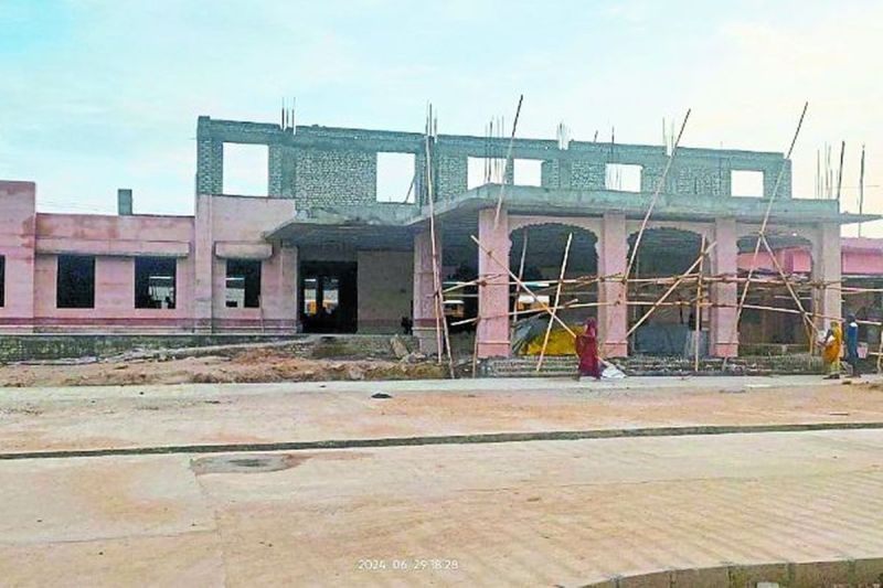 अमृत भारत स्टेशन योजना के तहत यहां रेलवे स्टेशन पर करीब 24 करोड़़ की लागत से विभिन्न पुनर्विकास कार्य किए जा रहे है, लेकिन कार्यो की रफ्तार धीमी होने से रेलवे यात्रियों को खासी असुविधा होने लगी है। करीब दस माह से बारां रेलवे स्टेशन पर पुनर्विकास सम्बंधी कार्य शुरू कर दिए गए थे, लेकिन अब तक काम अधूरे पड़े हुए है। प्लेटफार्म तक पहुंचने ओर टिकट लेने आदि के लिए भी यात्रियों का असुविधा का सामना करना पड़ रहा है। यात्रियों को हो रही असुविधा को देखते हुए तत्परता से कार्य कराने की आवश्यकता है, लेकिन रेलवे अधिकारियों की ओर से संवेदक फर्म की कार्यावधि बढ़ाकर देरी पर देरी की जा रही है।