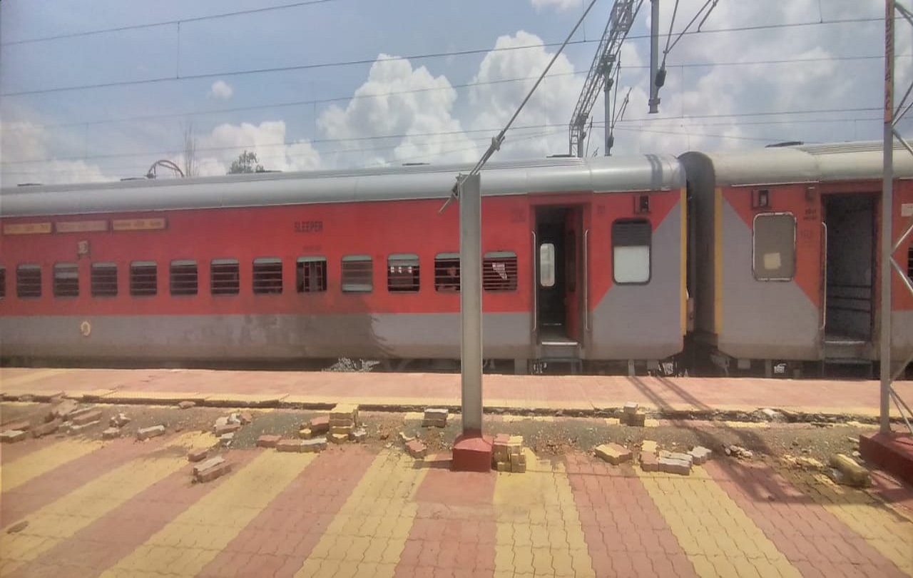 फिरोजपुर-सिवनी ट्रेन की देरी से यात्री हुए परेशान