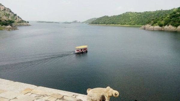 इस विशाल झील में तीन अलग-अलग द्वीप हैं। झील के एक द्वीप पर भील, मीना आदिवासी समुदाय के लोग रहते  हैं।