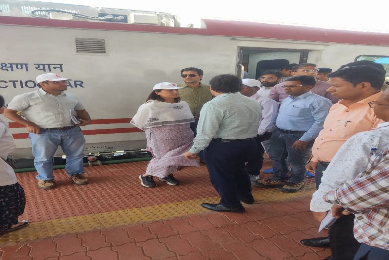 सिवनी स्टेशन के काम की जानकारी लेतीं डीआरएम