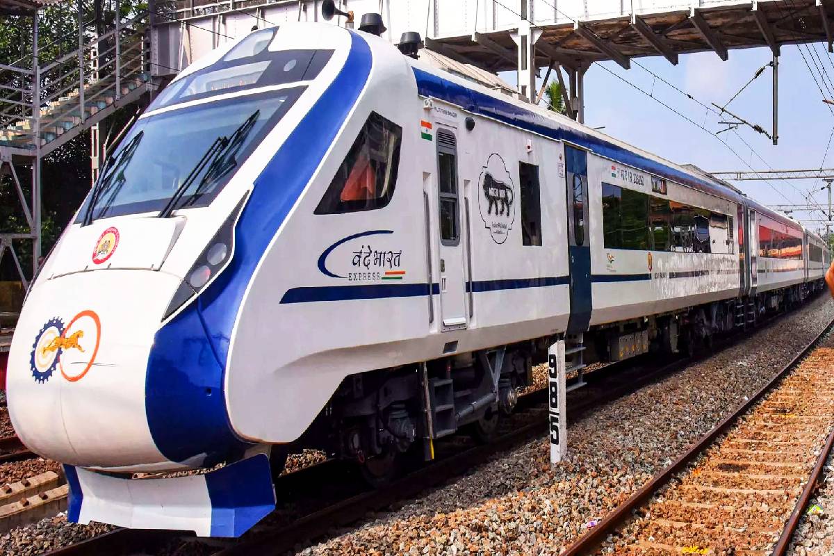 Vande Bharat Express: अच्छी खबर….दूसरी ट्रेनों को रोककर ‘वंदे भारत’ को मिल रहा
पास, 17 मिनट पहले पहुंचायेगी