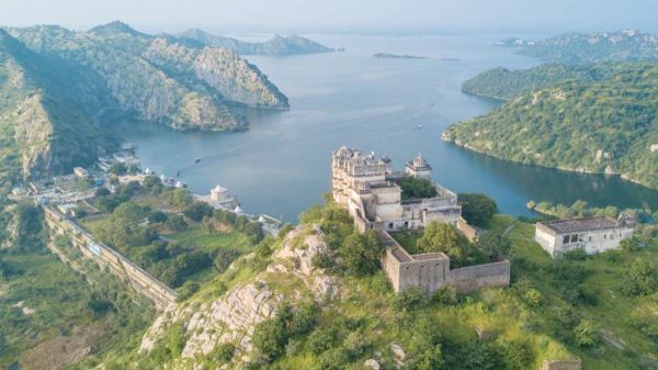 जयसमंद झील में पर्यटक दो सबसे महत्वपूर्ण एक्टिविटी, बोट राइडिंग  और जयसमंद वाइल्ड लाइफ सैंक्चुअरी विजिट कर लुफ्त उठा सकते हैं।