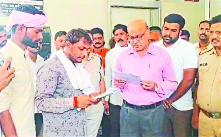 टीकमगढ़. सीएमएचओ को ज्ञापन सौंपते हुए महासभा के पदाधिकारी।