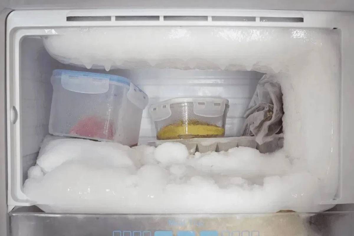 Cleaning Tips फ्रीजर में बारबार जम रही बर्फ की मोटी परत, ट्राई कर लें