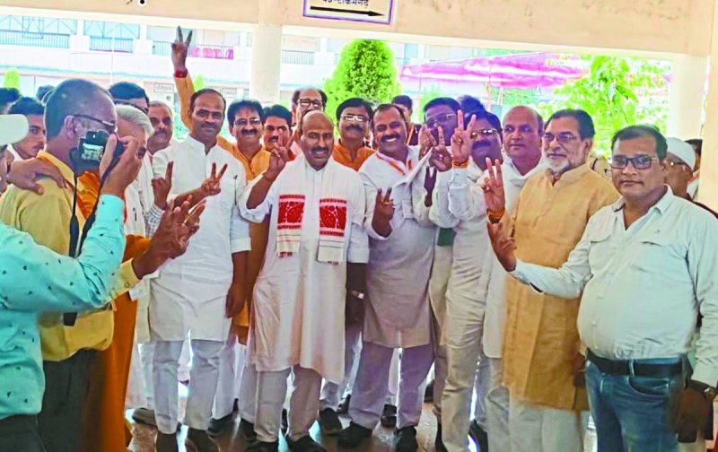 टीकमगढ़. जीत के बाद निकले गए जुलूस में जनता का अभिवादन करते हुए सांसद।