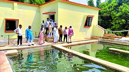 टीकमगढ़. जल संयंत्र का निरीक्षण करते जनप्रतिनिधि एवं अधिकारी।