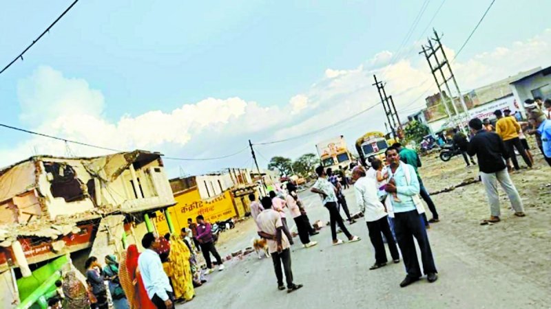 सागर. मकान तोड़े जाने से नाराज लोग चक्काजाम करते हुए।