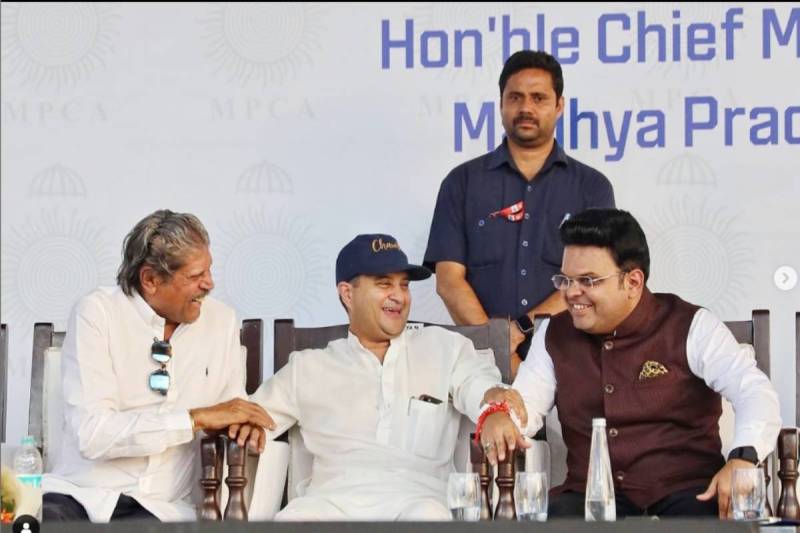 Jyotiraditya Scindia with Kapil Dev viral photos