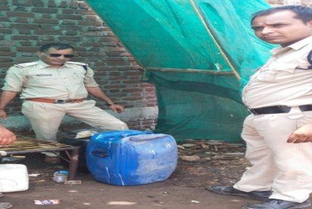 ढाबा के पास से पुलिस ने जब्त किया डीजल से भरी केन।