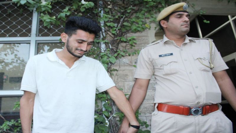 सगाई से नाराज प्रेमी ने नाबालिग प्रेमिका की नग्न फोटो कर दी वायरल, गिरफ्तार