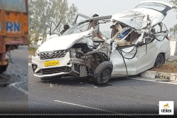 Big Accident : हाइवे पर चलते ट्रक में घुसी कार, प्रसिद्ध नेत्र रोग विशेषज्ञ की
पत्नी की मौत - image