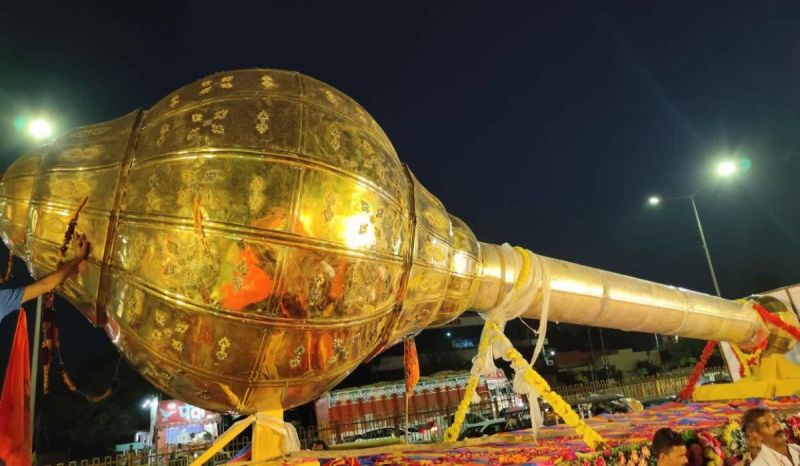 Ramlala Bow in Ayodhya: रामलला के लिए 11 सौ किलो का धनुष, हनुमान के लिए 16 कुंतल का गदा अयोध्या पहुंचा, जानें खासियत