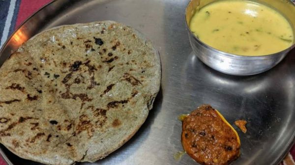 Bajra Rotla Aur Lahsun Chutney