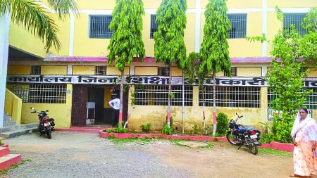 बालोद जिले में आधी-अधूरी तैयारी के बीच बुधवार से सभी सरकारी व निजी स्कूल खुल जाएंगे। जिले के 19 स्कूल में एक भी शिक्षक नियमित पदस्थ नहीं है यानी यह स्कूल शिक्षक विहीन है। वहीं 106 स्कूल में मात्र एक ही शिक्षक कार्यरत है।