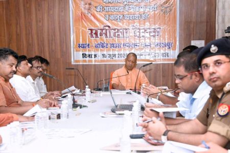 CM Yogi Adityanath give instructions to officers hold meetings with public representatives every month
