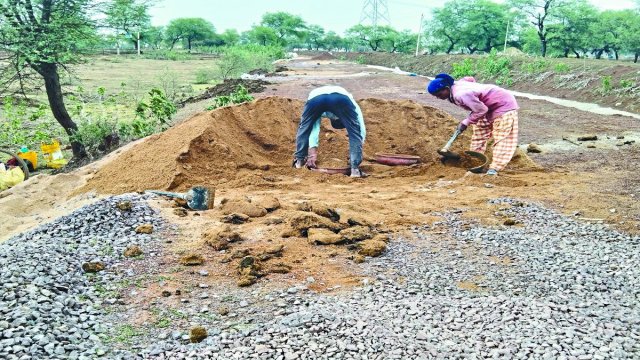 मिट्टीयुक्त रेत का कर रहे उपयोग 