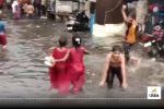 Jhansi News: स्मार्ट सिटी की खुली पोल, सड़क बनी स्विमिंग पूल - image