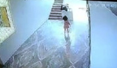 खेलते हुए तीसरी मंजिल से गिरी बच्ची