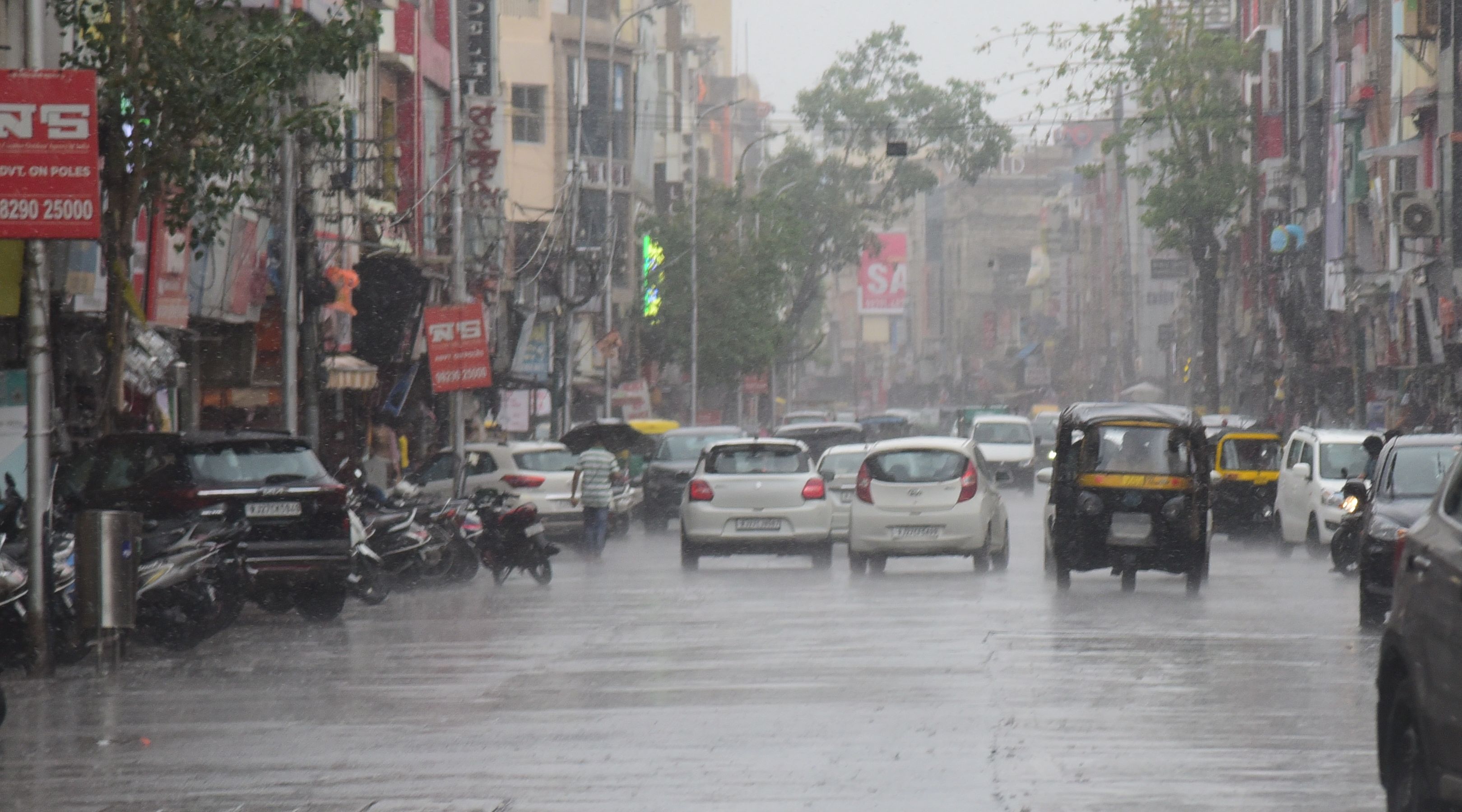 उदयपुर में सोमवार अपराह्न बाद हवा के साथ तेज बारिश हुई देखें photo