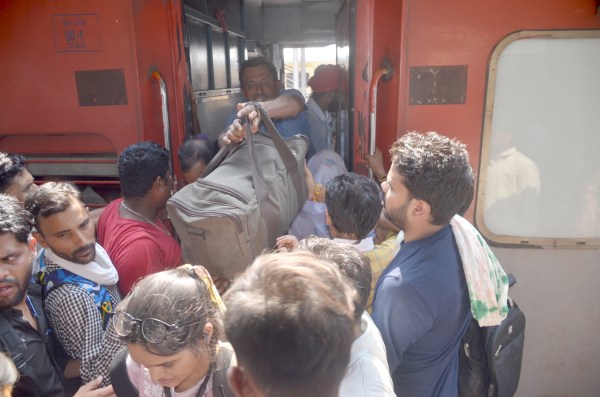 पहले से फुल आ रही ट्रेनों में चढ़ना मुश्किल