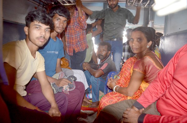 क्योंकि जो ट्रेनें पहले से फुल आ रही हैं, उनमें जनरल कोच में चढ़ना मुश्किल होता है।