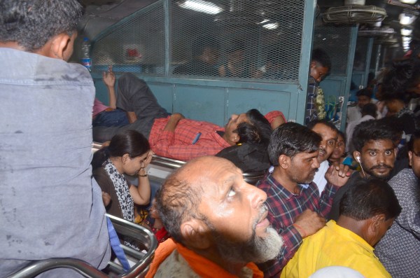 इस भीषण गर्मी में रायपुर जंक्शन से होकर आने-जाने वाली सभी ट्रेनें पूरी तरह से इन दिनों पैक चल रही हैं।