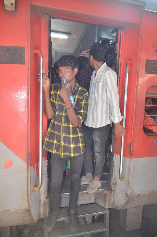 पहले से फुल आ रही ट्रेनों में चढ़ना मुश्किल